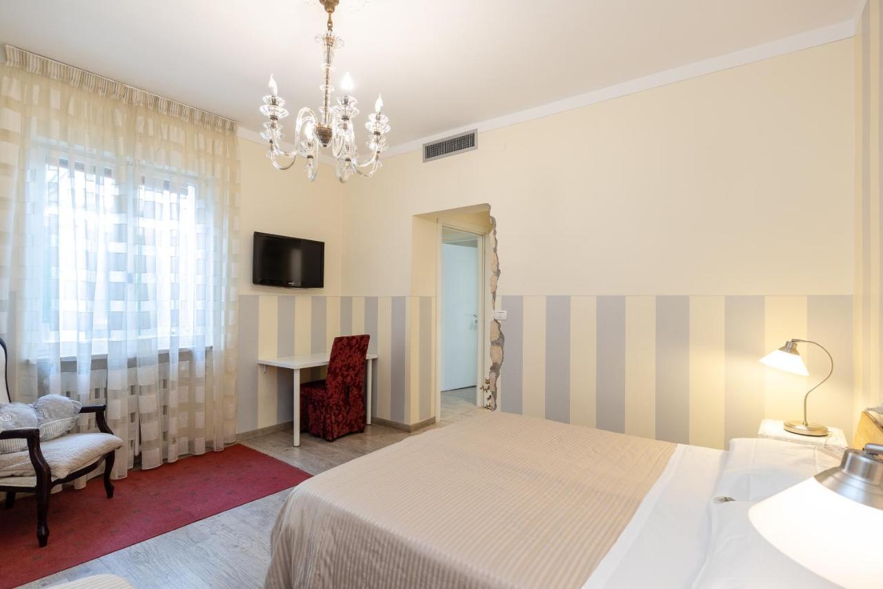 Accademia Couette-café 2*